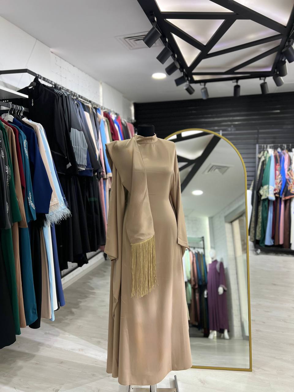 Rawya Yaz sezonuna uygun elbisesi. (Bej)