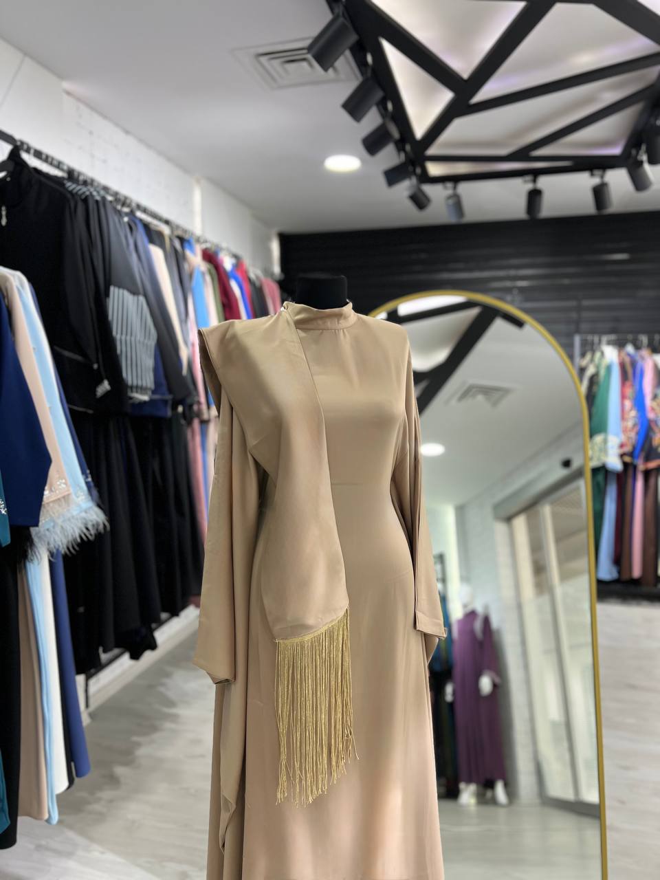 فستان راوية الصيفي. (بيج)