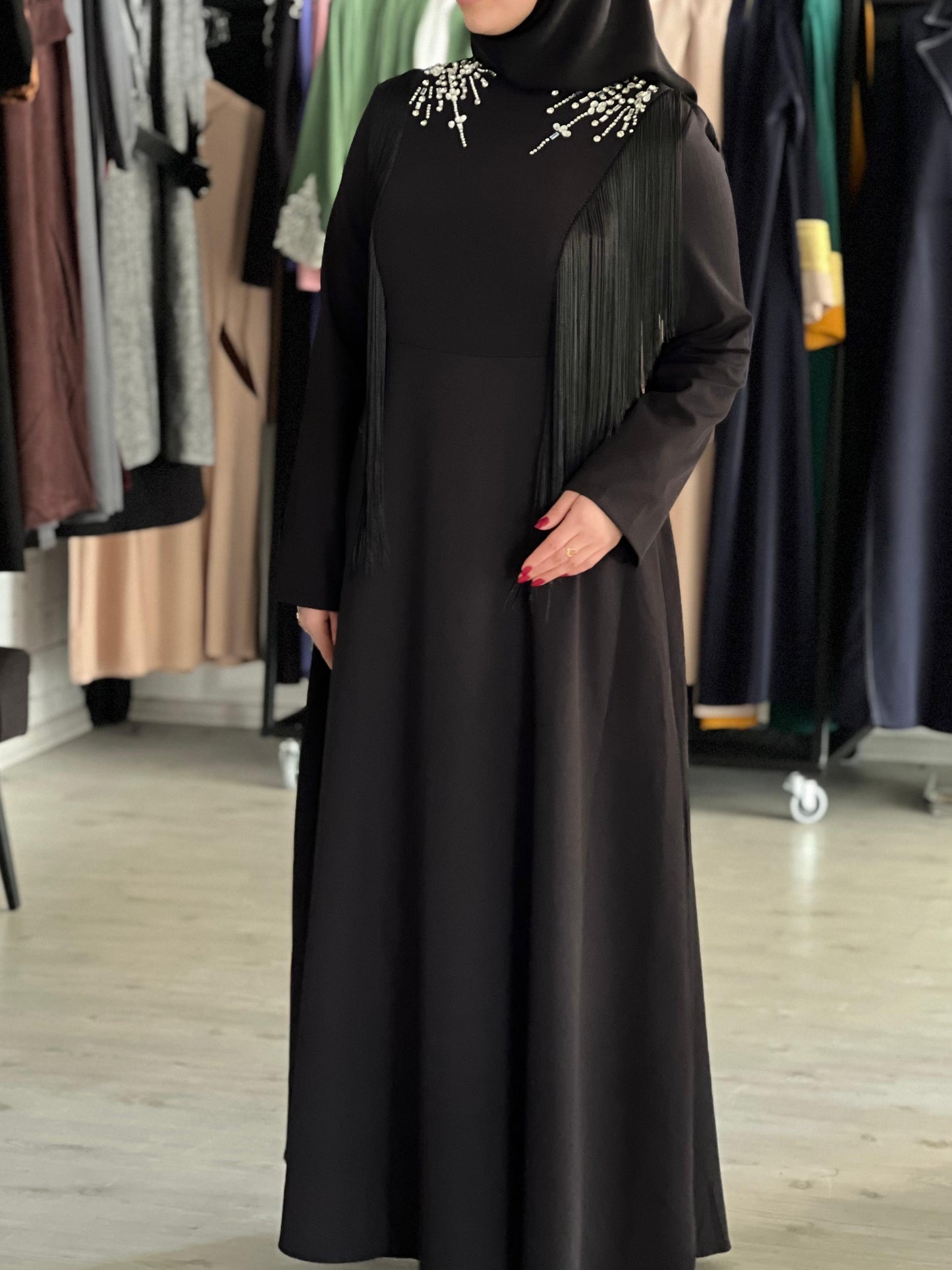 Tala siyah renkli, yaz mevsimi için özel bir elbise.