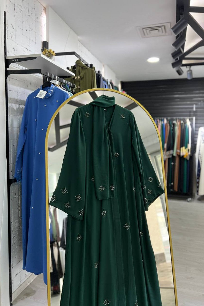 Tarfah abaya Zümrüt şalı ile resmi