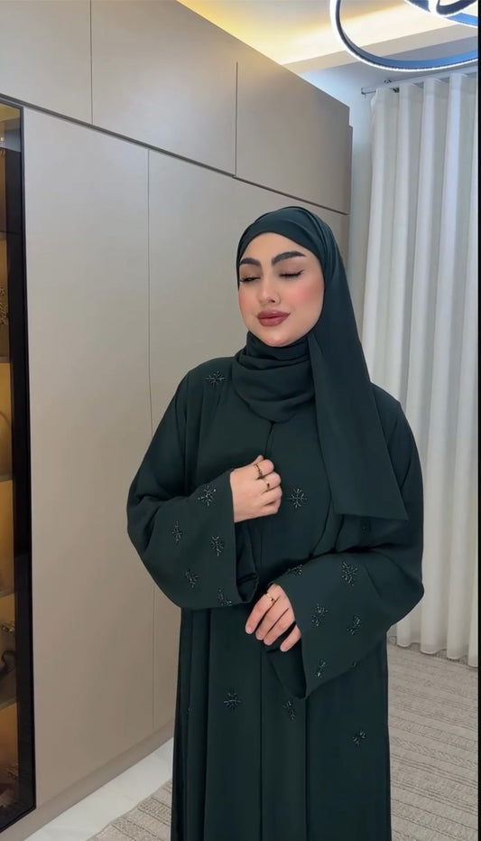 Tarfah abaya Zümrüt şalı ile resmi